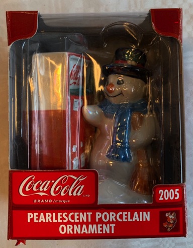 04531-1 € 12,50 coca cola ornament porselein sneeuwpop bij koelkast.jpeg